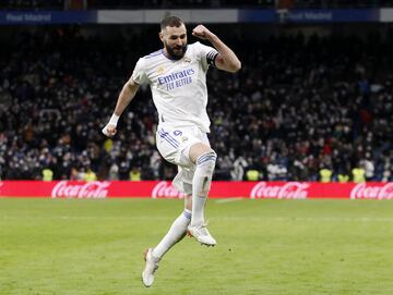 4-1. Karim Benzema celebra el cuarto gol.