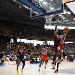 El Baskonia suda, pero sonríe en A Coruña antes del playoff