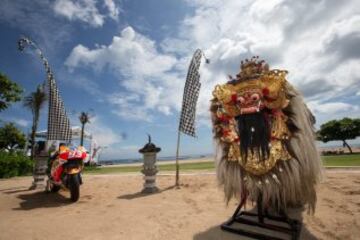 Márquez y Pedrosa presentan su nueva moto para 2015