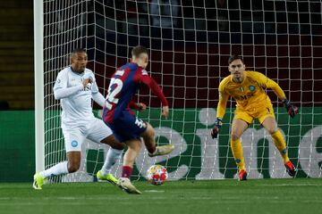 Raphinha centra raso desde la banda izquierda, deja pasar Robert Lewandowski y el canterano azulgrana, dispara raso a la derecha de Alex Meret para anotar el primer tanto.