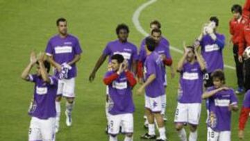 <b>CLASIFICADO. </b>Los jugadores del Valladolid aplauden al público por su apoyo para entrar en promoción.