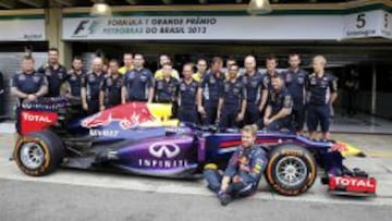 Vettel y su equipo con el Red Bull campe&oacute;n del pasado a&ntilde;o.