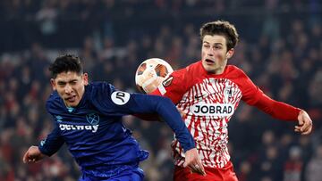 Soccer Football - Europa League - Round of 16 - First Leg - SC Freiburg v West Ham United - Europa Park Stadion, Freiburg, Germany - March 7, 2024 West Ham United's Edson Alvarez in action with SC Freiburg's Merlin Rohl REUTERS/Heiko Becker