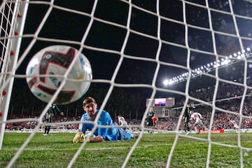 1-0. Santi Comesaña marca el primer gol. En la imagen, Thibaut courtois.