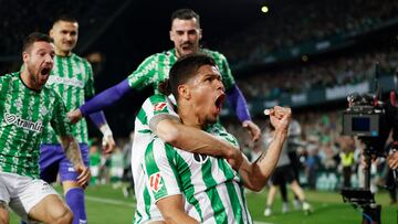 Golazo del Cucho Hernández en el partido Betis-Sevilla.