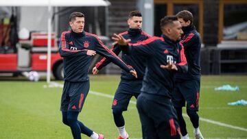 24 February 2020, Bavaria, Munich: (L-R) Bayern Munich's Robert Lewandowski, Lucas Hernandez, Jerome Boateng and Thomas Mueller, warm up during a training session for the team ahead of Tuesday's UEFA Champions League round of sixteen f