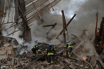 Zaporiyia es una ciudad de Ucrania situada sobre el río Dniéper, centro administrativo de la óblast de Zaporiyia. Este jueves varias explosiones han sacudido la ciudad. Al menos dos personas han muerto esta madrugada en un bombardeo sobre varios bloques de viviendas.