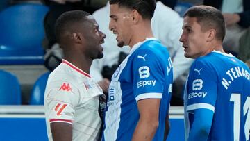 VITORIA , 18/10/2024.- El delantero del Real Valladolid Mamadou Sylla (i) y el defensa del Real Vallaodlid Abdel Abqar (c) discuten durante el partido de LaLiga entre el Alavés y el Real Valladolid, este viernes en el estadio de Mendizorroza. EFE/ ADRIAN RUIZ HIERRO