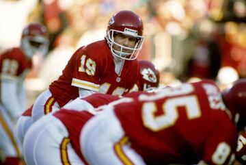 En 1993, Montana abandonó San Francisco en un canje con Chiefs. Durante un par de campañas, el pasador ilusionó a Kansas City y los lideró a un par de postemporadas y una aparición al Juego por el Campeonato de la AFC.