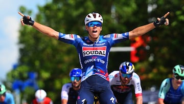 El ciclista francés del Soudal Quick-Step Paul Magnier celebra su victoria en la primera etapa del Tour de Guangxi