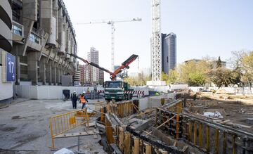 El conjunto blanco sigue dando forma a la remodelación del Santiago Bernabéu. El Estado de Alarma decretado por el Gobierno no ha paralizado las obras.