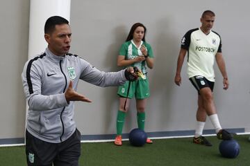 Los periodistas de Medellín se realizaron exámenes médicos e hicieron trabajos de gimnasio como si fueran un jugador verde. Después disputaron un partido en la sede deportiva.