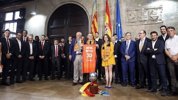 El presidente de la Generalitat, Ximo Puig, y la vicepresidenta y conseller de Igualdad y Políticas Inclusivas, Mònica Oltra, junto a la plantilla del Valencia Basket, y el máximo accionista de la entidad, Juan Roig.