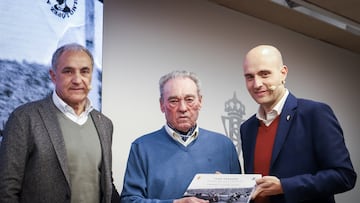 23-02-23. JOSE PRENDES, LEGENDARIO FUTBOLISTA ROJIBLANCO DE LA DÉCADA DE LOS 50, RECIBE EL RECONOCIMIENTO DEL SPORTING DE MANOS DEL PRESIDENTE EJECUTIVO DAVID GUERRA Y DEL RESPONSABLE DE RELACIONES INSTITUCIONALES, EL TAMBIÉN LEGENDARIO JOAQUÍN ALONSO.