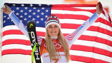 Lindsey Vonn posa con la bandera de Estados Unidos tras ganar la medalla de bronce en la prueba de descenso en los Juegos Ol&iacute;mpicos de Invierno de Pyeongchang.