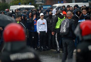 Ultras del Olympique de Marsella en las inmediaciones del estadio de San Mamés.