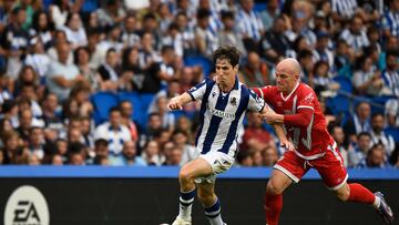 Rayo Vallecano's Spanish forward #07 Isi Palazon (R) challenges Real Sociedad's Spanish defender #06 Aritz Elustondo during the Spanish league football match between Real Sociedad and Rayo Vallecano de Madrid at the Anoeta stadium in San Sebastian, on August 18, 2024. (Photo by ANDER GILLENEA / AFP)
