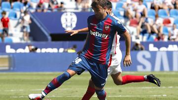 José Campaña controla el balón en el Ciutat de Valencia frente al Sevilla.