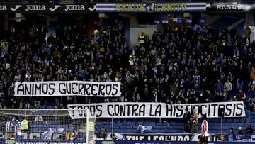 La Curva y su pancarta solidaria.