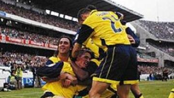 <b>BRINDIS</B>. Fernando Torres, es envuelto por De los Santos, Lequi, Nikolaidis y Jorge, después de su maravilloso primer gol ante el Betis.