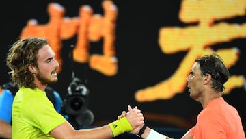 El tenista griego Stefanos Tsitsipas saluda a Rafa Nadal tras derrotarle en cuartos de final del Open de Australia 2021.