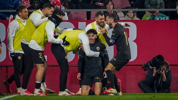 El delantero del Valencia, Diego López, celebra con sus compañeros el primer gol del equipo valencianista durante el encuentro correspondiente a la jornada 28 de Laliga EA Sports que disputan hoy sábado Girona y Valencia en el estadio Montilivi de la capital gerundense.