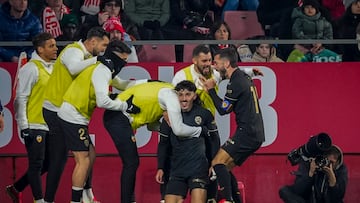 El delantero del Valencia, Diego López, celebra con sus compañeros el primer gol del equipo valencianista durante el encuentro correspondiente a la jornada 28 de Laliga EA Sports que disputan hoy sábado Girona y Valencia en el estadio Montilivi de la capital gerundense.