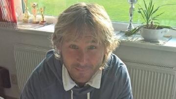 Pavel Nedved, firmando su nuevo contrato.