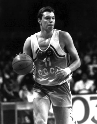 Aleksandr Volkov está considerado como el mejor jugador de baloncesto de la historia de Ucrania. El ala-pívot, de 57 años y 2,08 metros, fue uno de los más destacados en Seúl 88, cuando la Unión Soviética ganó el oro olímpico. Dos años antes de esa cita, Volkov había llegado a los Hawks (le draftearon). En el equipo de Georgia llegó a jugar 149 en tres temporadas. Antes de su periplo estadounidense, había jugado en el Budivelnik Kiev y CSKA Moscú. A su regreso al viejo continente, defendió las camisetas del Viola Reggio Calabria, Panathinaikos, Olympicos y BC Kiev. El exjugador ha compartido imágenes en redes sociales en las que aparece vestido de militar y con un arma mientras viajaba en un coche.