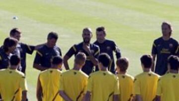 <b>EL LÍDER. </b>Guardiola (en el centro) dirige unas palabras a los más de 25 futbolistas que ayer tomaron parte en el entrenamiento matinal.