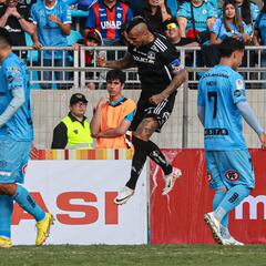 Vidal brilla ante Iquique en el norte y Colo Colo asusta a la U