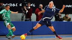 Zidane jugando un partido de f&uacute;tbol sala.