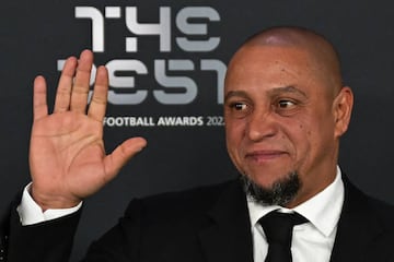 El exfutbolista brasileño Roberto Carlos posa a su llegada a la ceremonia de los Premios The Best.