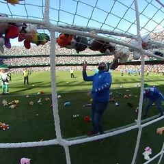El color más especial que nunca de Sevilla: preciosa lluvia de peluches en el Villamarín