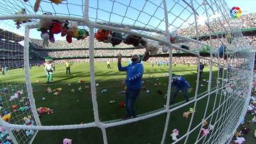 El color más especial que nunca de Sevilla: preciosa lluvia de peluches en el Villamarín