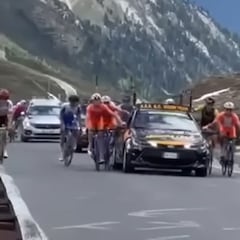 Escándalo en el Giro Baby: 24 ciclistas fuera por subir el Stelvio en coche y moto