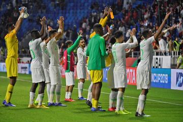 Los jugadores de Arabia Saud¨ª celebran el pase a los octavos de final de la Copa de Asia.