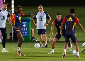 El grupo entrena bajo la atenta mirada del psicólogo de la Selección, Joaquín Valdés. 
 