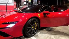 ¿A qué futbolista han pillado llenando el depósito de su Ferrari SF90 en una gasolinera ‘low cost’? 