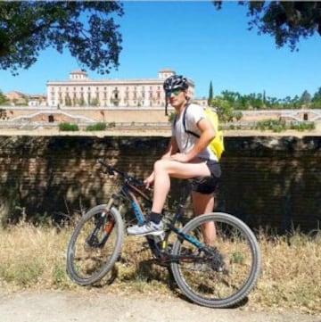 Iker Casillas se relaja montando en bici.