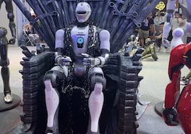 El jefe como saco de boxeo: crean un robot de combate y éste le suelta una brutal patada al CEO de la empresa