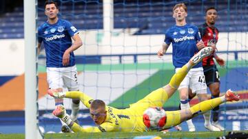 FILED - 26 July 2020, England, Liverpool: Bournemouth&#039;s Junior Stanislas (R) scores his side&#039;s third goal during the English Premier League soccer match between Everton and Bournemouth at Goodison Park. Photo: Catherine Ivill/PA Wire/dpa
 26/07/