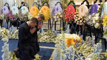 Los jugadores del Leicester, en el funeral del presidente del club.