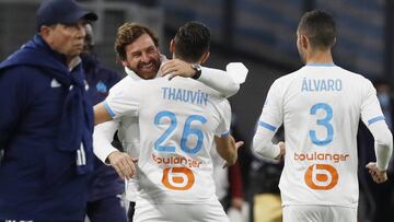 Soccer Football - Ligue 1 - Olympique de Marseille v Bordeaux - Orange Velodrome, Marseille, France - October 17, 2020  Olympique de Marseille&#039;s Florian Thauvin celebrates scoring their first goal with coach Andre Villas-Boas REUTERS/Eric Gaillard