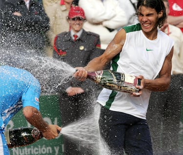 Rafa Nadal rocía con cava a su compatriota Tommy Robredo tras ganarle en la final del Barcelona Open de 2006. 