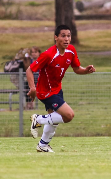 Era la gran promesa de Colo Colo y en 2009 viajó a una prueba con la Fiorentina, donde no pudo quedarse. Luego brilló en San Antonio Unido.