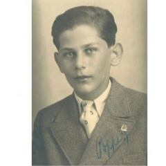 El misterio de un judío checo en Auschwitz con un pin de la Real