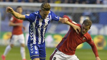 Causic pelea un balón con Llorente en el Alavés-Osasuna.