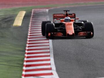 Fernando Alonso en su McLaren MCL32 en el tercer día de pretemporada en Montmeló.