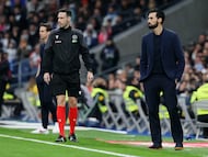 MADRID, 01/02/2026.- El entrenador del Real Madrid, Álvaro Arbeloa (d), durante el partido de LaLiga que enfrenta al Real Madrid y al Rayo Vallecano, este domingo, en el Santiago Bernabéu. EFE/ Ballesteros